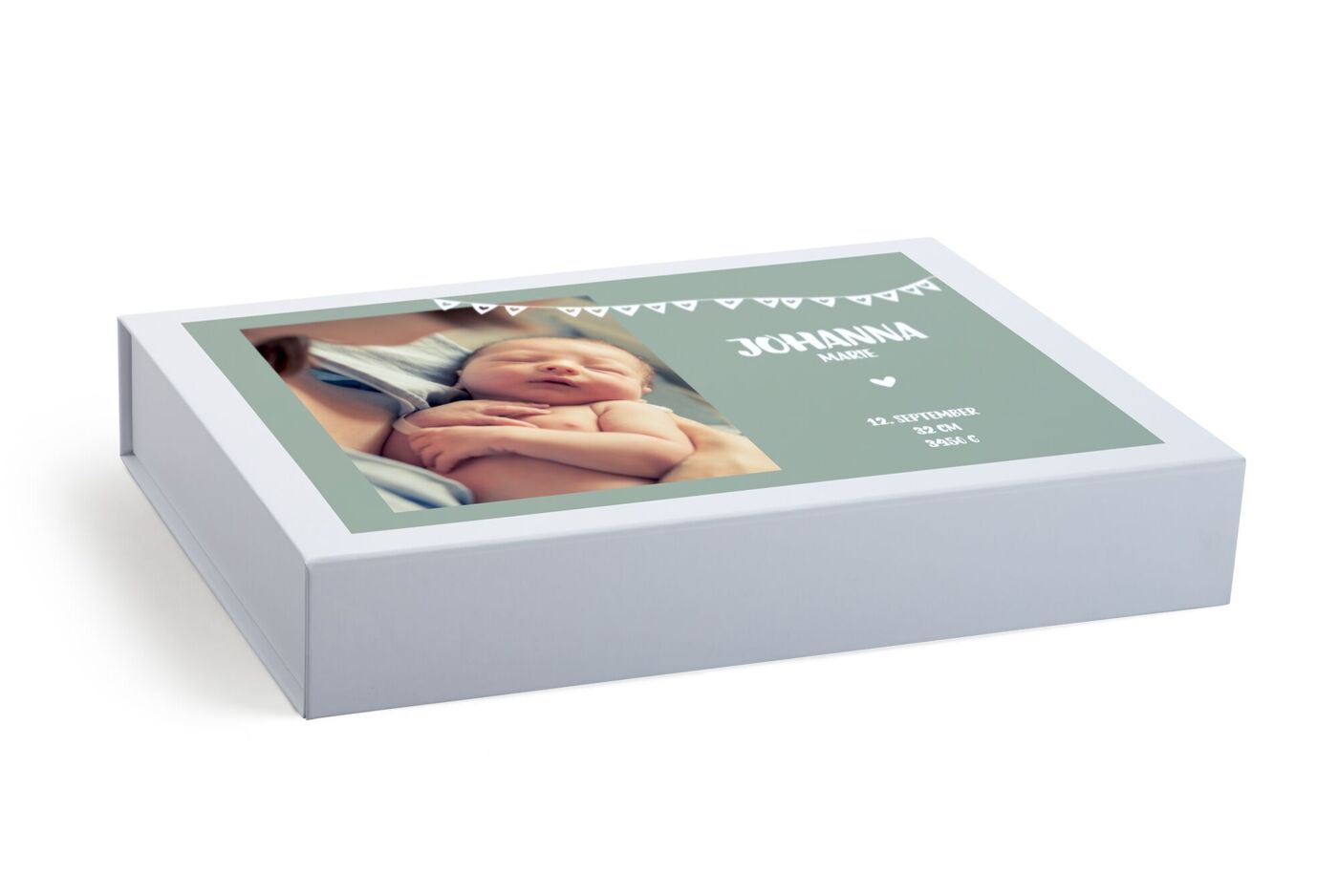 Weiße Erinnerungsbox mit einem Babyfoto und dem personalisiertem Namensschriftzug „Johanna“.